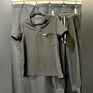 Women’s Figs set Small Top and Small Petite pants